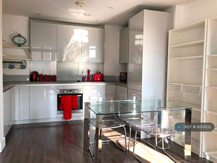 2 Bedroom Flat To Rent In Leeward Court, Surrey Quays, London, SE8