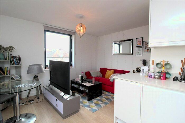 Studio To Rent In High Road, Finchley, N12