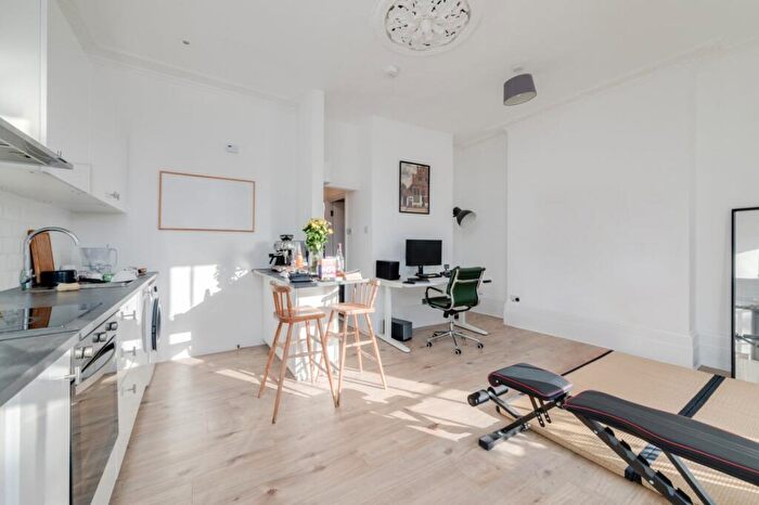1 Bedroom Flat To Rent In Mornington Terrace, Camden, NW1