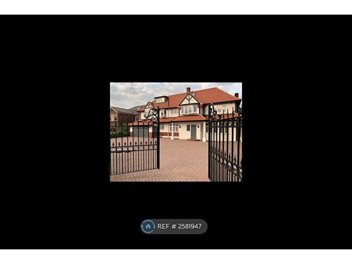 5 Bedroom Detached House To Rent In Hainault Road, Chigwell, IG7