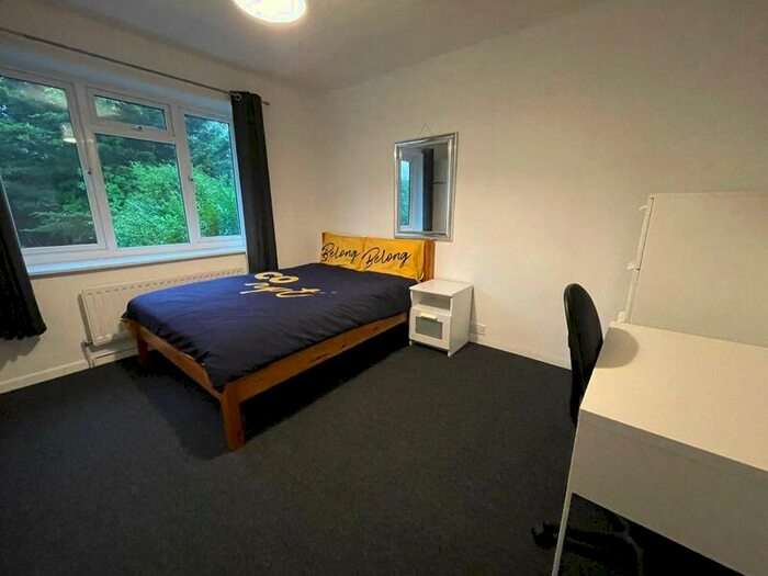 5 Bedroom Semi-Detached House To Rent In Staplefield Drive, Brighton, BN2