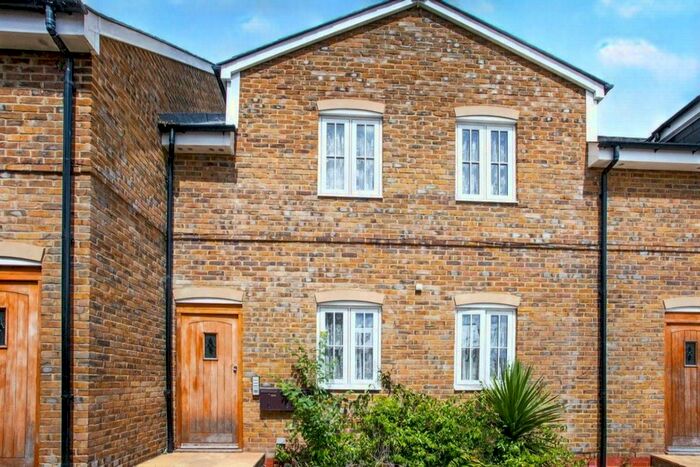 3 Bedroom Flat To Rent In St. Albans Road, Watford, Hertfordshire, WD17