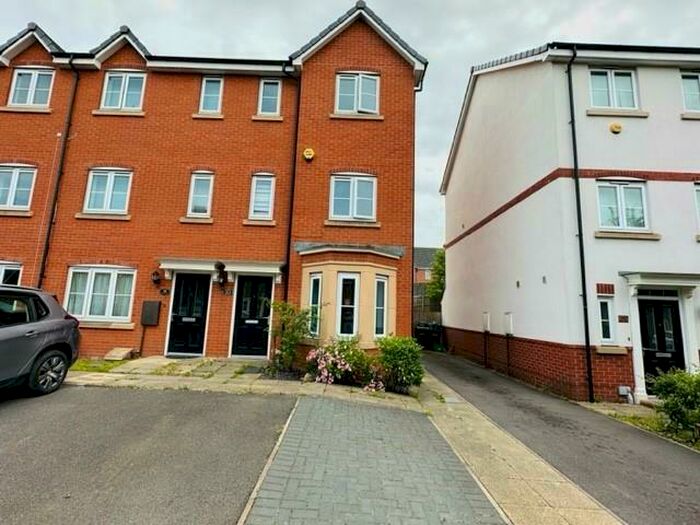 4 Bedroom End Of Terrace House To Rent In Bishops Close, Erdington, Birmingham, B23