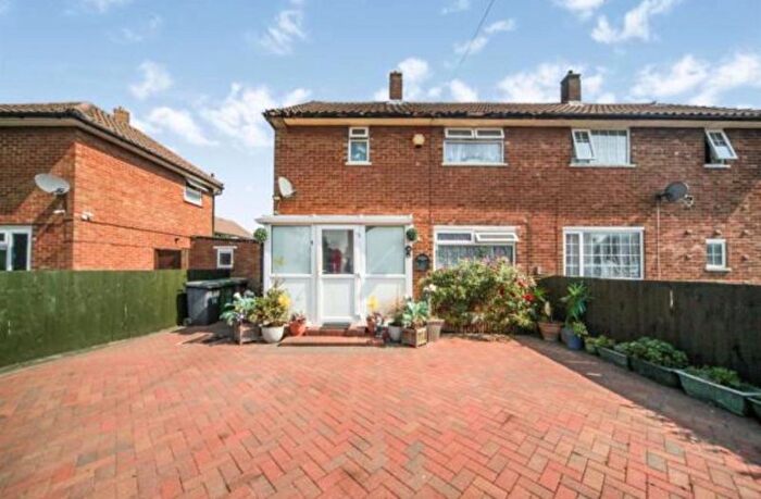 3 Bedroom Semi-Detached House For Sale In Aydon Road, Luton, LU3