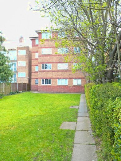 2 Bedroom Flat To Rent In London Road, SS9