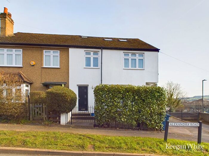 3 Bedroom Flat To Rent In Pinions Road, High Wycombe, HP13