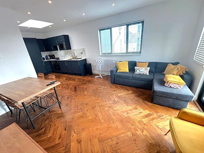 3 Bedroom Flat To Rent In Clarence Square, Brighton, BN1