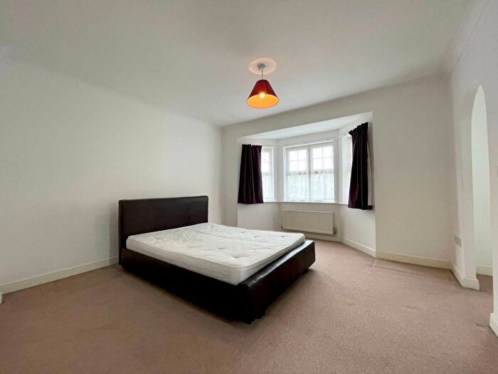 4 Bedroom Semi-Detached House To Rent In Dale Grove, North Finchley, N12