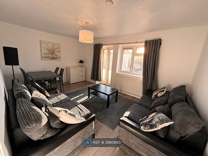 3 Bedroom Flat To Rent In Wydeville Manor Road, London, SE12