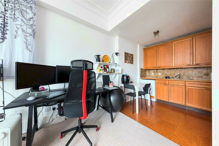 Flat To Rent In Waterloo Gardens, Milner Square, N1