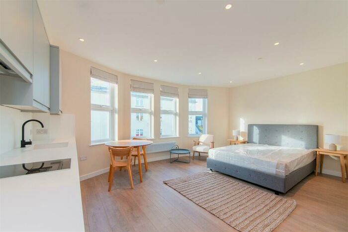 Studio To Rent In High Road, London, N12