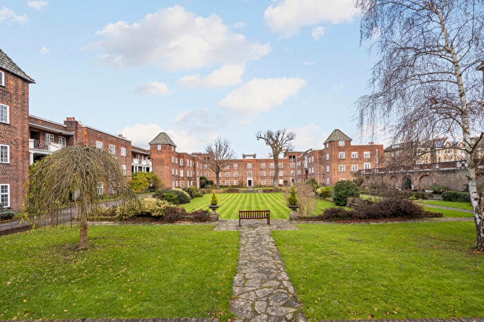 3 Bedroom Apartment To Rent In Surbiton Court, St Andrews Square, Surbiton, Surrey, KT6