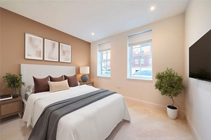 1 Bedroom Flat For Sale In Jubilee Gardens, Weybridge, KT13