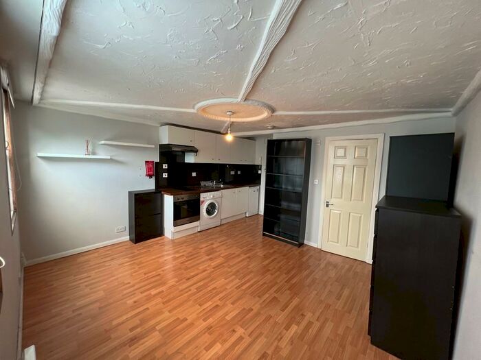 Apartment To Rent In High Road, London, N15