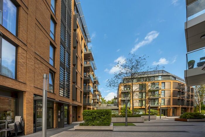 2 Bedroom Flat To Rent In Plaza Gardens, London, SW15