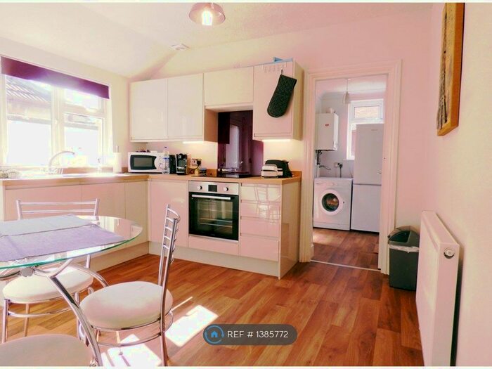 2 Bedroom Flat To Rent In Clifton Road, Littlehampton, BN17