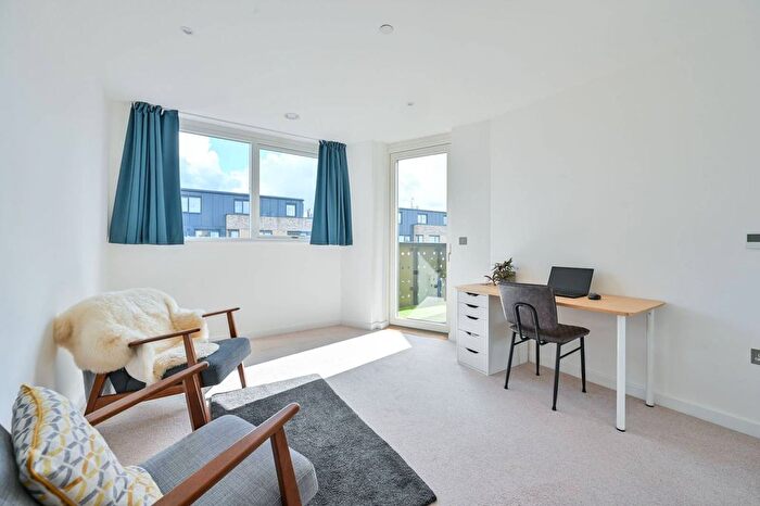 3 Bedroom Flat To Rent In Danson Mews, Elephant And Castle, London, SE17