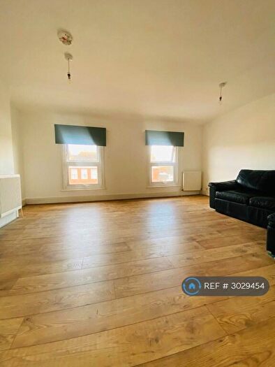 3 Bedroom Flat To Rent In Brook House, Surbiton, KT6