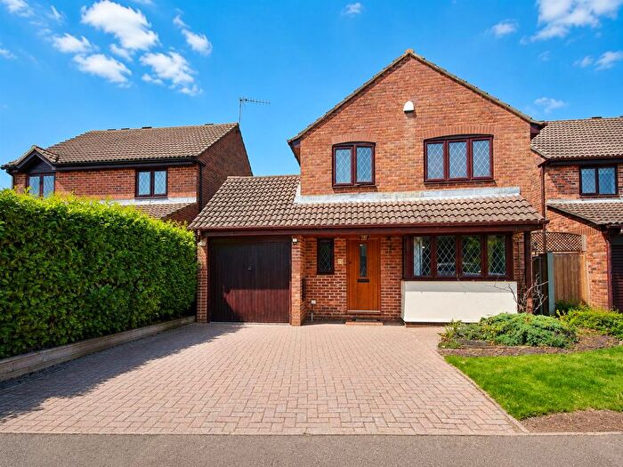4 Bedroom Detached House For Sale In Thurnham Way, Tadworth, KT20