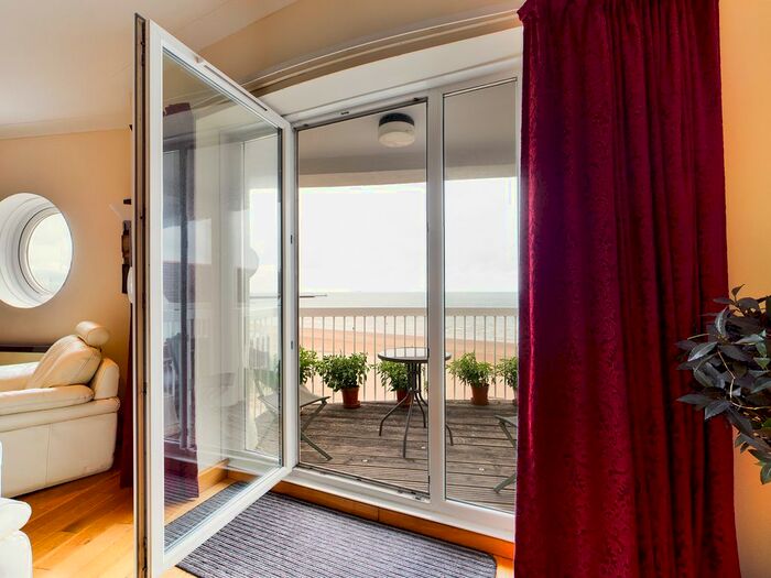 3 Bedroom Flat To Rent In Nautilius House, Marina, Swansea, SA1
