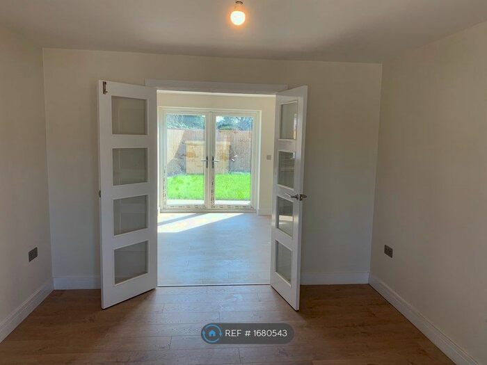 4 Bedroom End Of Terrace House To Rent In Thornton Court, Alcester, B49