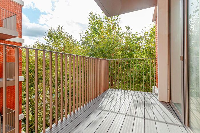 2 Bedroom Flat To Rent In Gartons Way, London, SW11