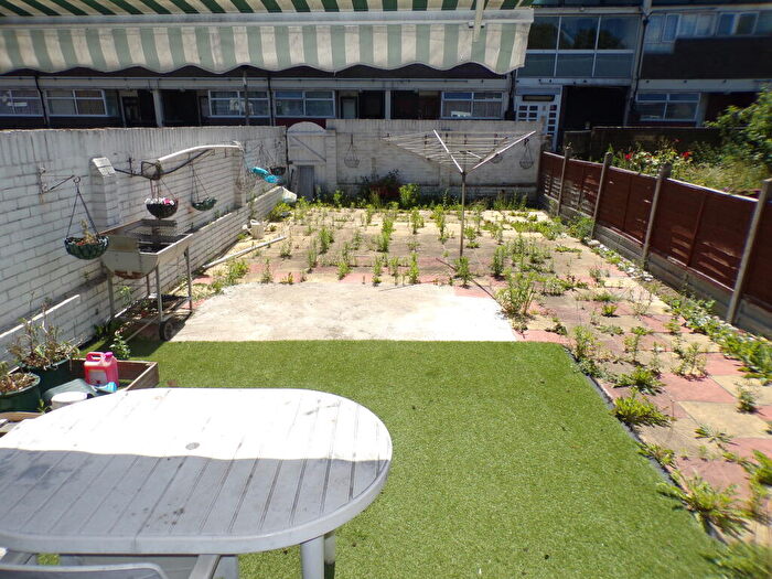 4 Bedroom House To Rent In Avis Square, Stepney, E1