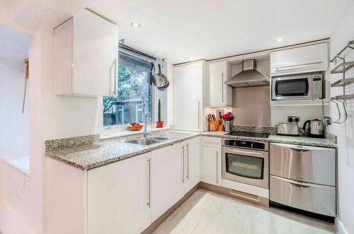 2 Bedroom Flat To Rent In Kensington Gardens Square, Bayswater, London, W2