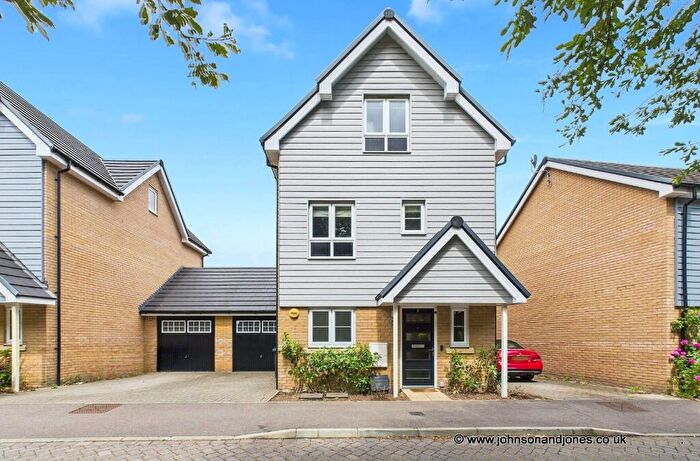 4 Bedroom Detached House For Sale In Kennett Lane, Chertsey, Surrey, KT16