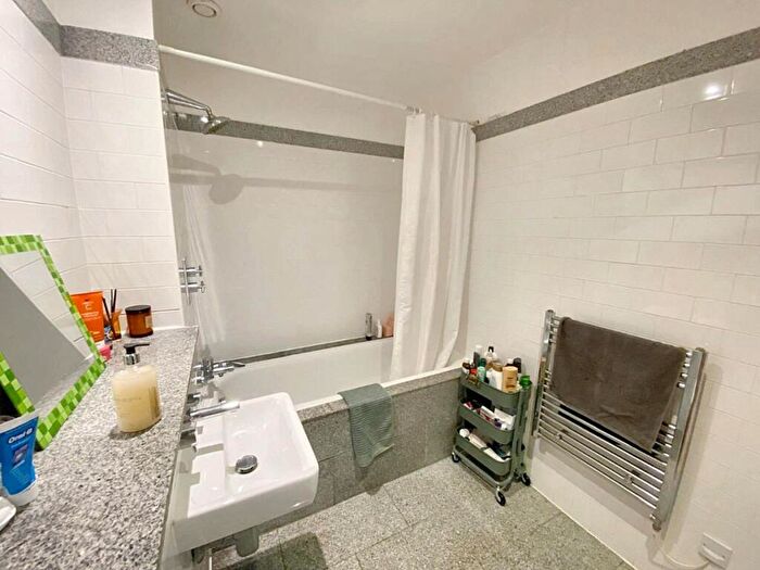 2 Bedroom Apartment To Rent In Isaac Way, Manchester, M4