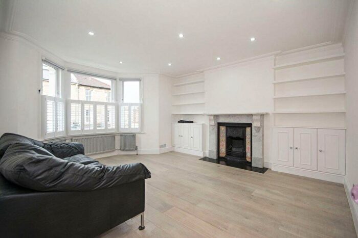2 Bedroom Flat To Rent In Northcote Road, Battersea, SW11