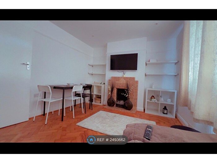 2 Bedroom Flat To Rent In Springfield Court, London, W3
