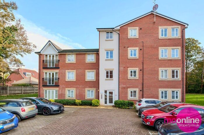 2 Bedroom Flat To Rent In Plantation Close, Bushey, WD23