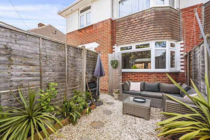 2 Bedroom Apartment For Sale In Wharfdale Road, Poole, BH12