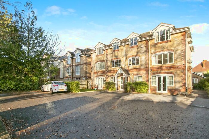 2 Bedroom Flat For Sale In Richmond Park Road, Bournemouth, BH8