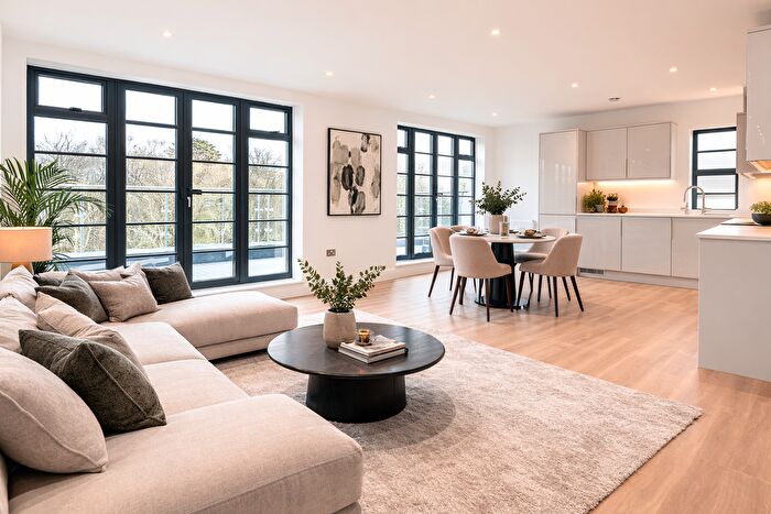 3 Bedroom Flat For Sale In Foyle Court, Hollyfield Road, Surbiton, KT5