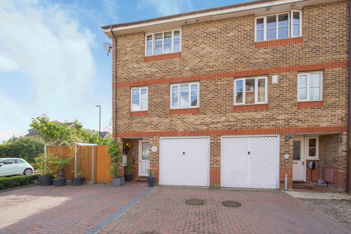 4 Bedroom Town House To Rent In Sunningdale Close, London, SE28
