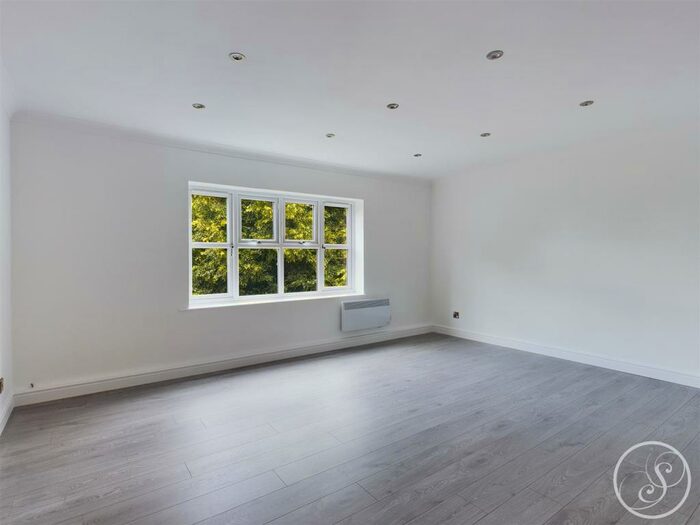 2 Bedroom Flat To Rent In Parkwood Court, Roundhay, LS8