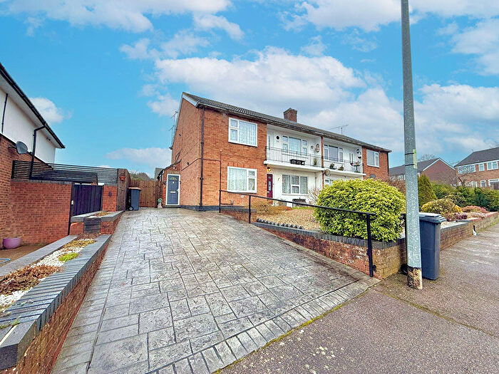 2 Bedroom Maisonette For Sale In Oakwell Close, Dunstable, LU6