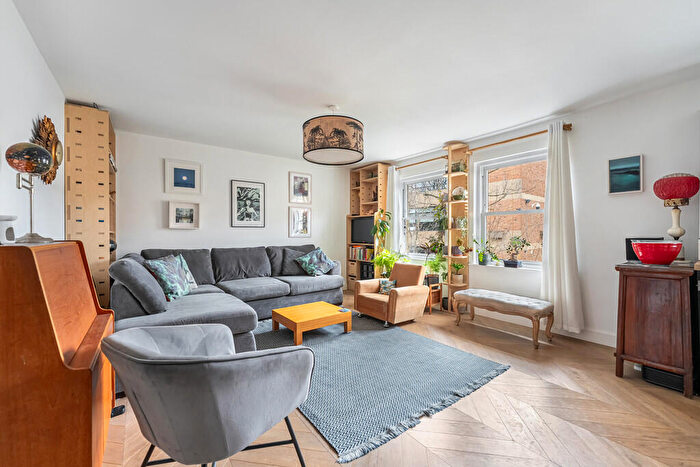 2 Bedroom Flat For Sale In Albion Road, London, N16