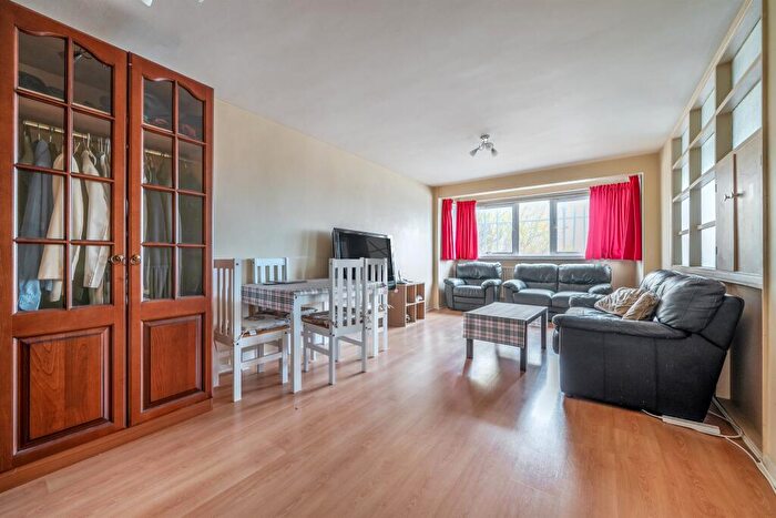 2 Bedroom Flat For Sale In Maidstone Road, London, N11