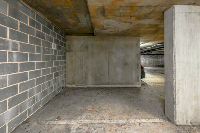 Garage / Parking To Rent In Plough Road, Battersea, SW11