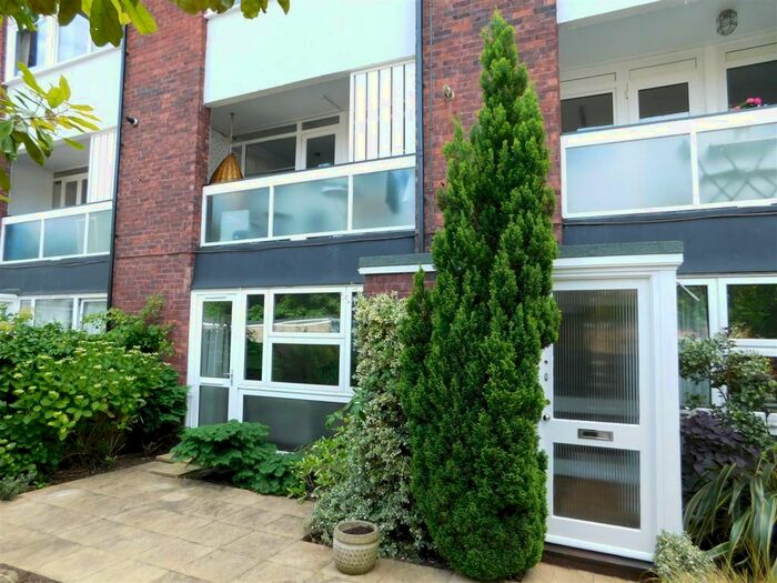 3 Bedroom Flat To Rent In Falconhurst, Surbiton, KT6