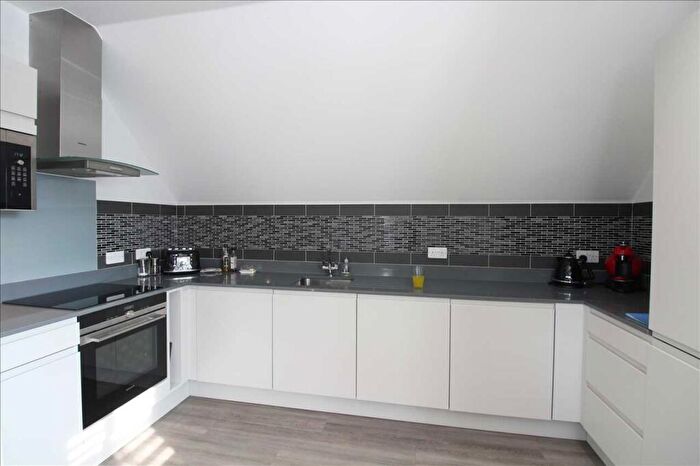 2 Bedroom Apartment To Rent In Albany Court, Leigh On Sea, SS9