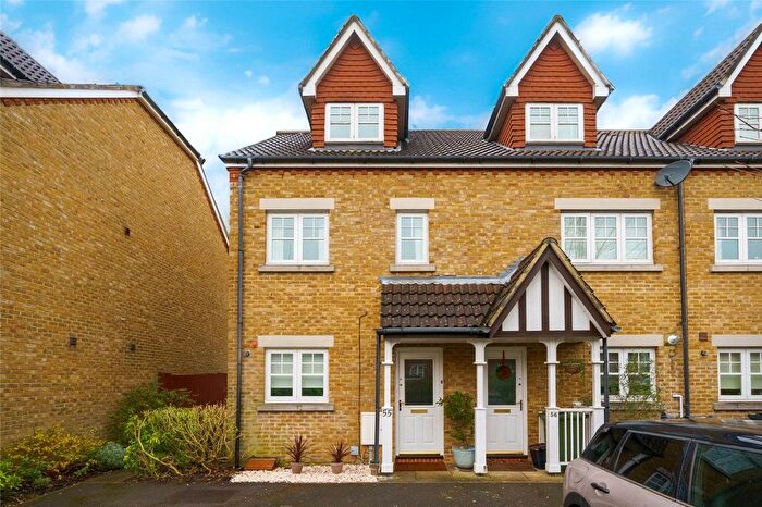 3 Bedroom Town House For Sale In Fawcett Close, London, SW16