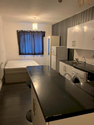 Studio To Rent In Bath Road, Hounslow, TW4