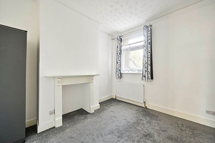 2 Bedroom Flat To Rent In St. Saviours Road, Croydon, London, CR0