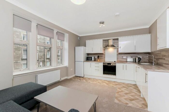 3 Bedroom Flat To Rent In Morgan Place, Stobswell, Dundee, DD4