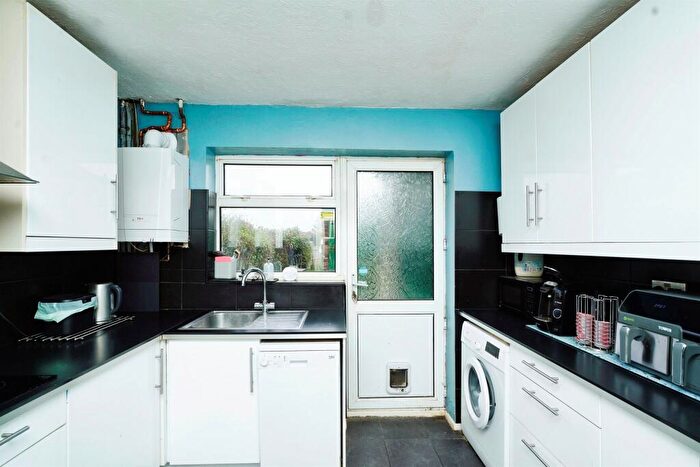 3 Bedroom End Of Terrace House For Sale In Castle Croft Road, Luton, LU1