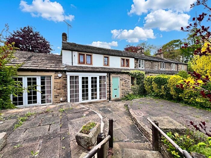 2 Bedroom Cottage For Sale In Lascelles Hall Road, Huddersfield, HD5